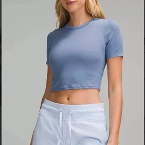 Lululemon “Hold Tight” straight hem cropped tee